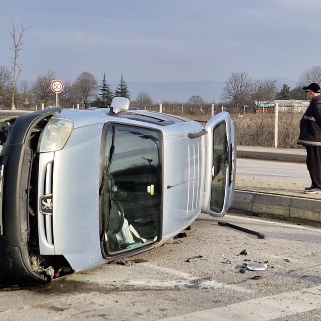 Bursa'da otomobille hafif ticarinin çarpıştığı kazada 2 kişi yaralandı