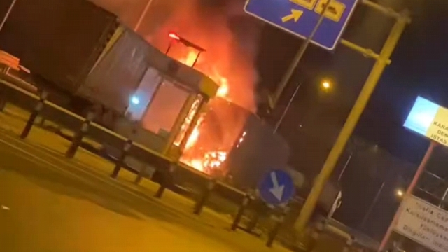 TIR'a arkadan çarpan sunta yüklü TIR alev aldı, araçta sıkışan sürücü öldü