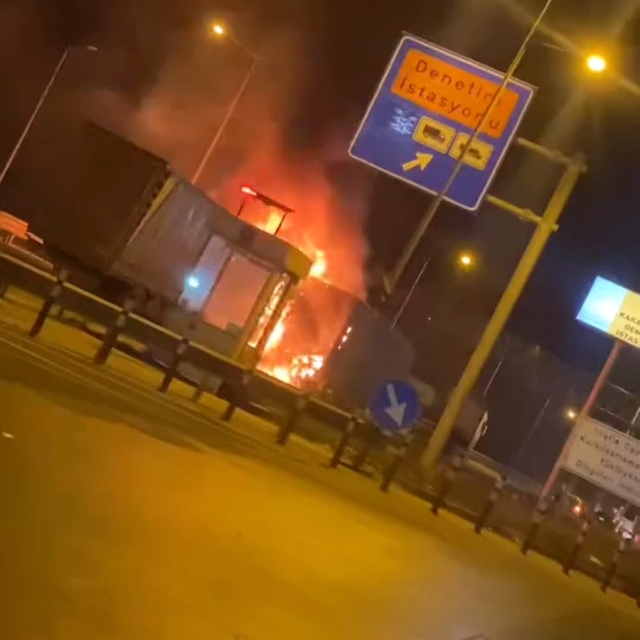 TIR'a arkadan çarpan sunta yüklü TIR alev aldı, araçta sıkışan sürücü öldü