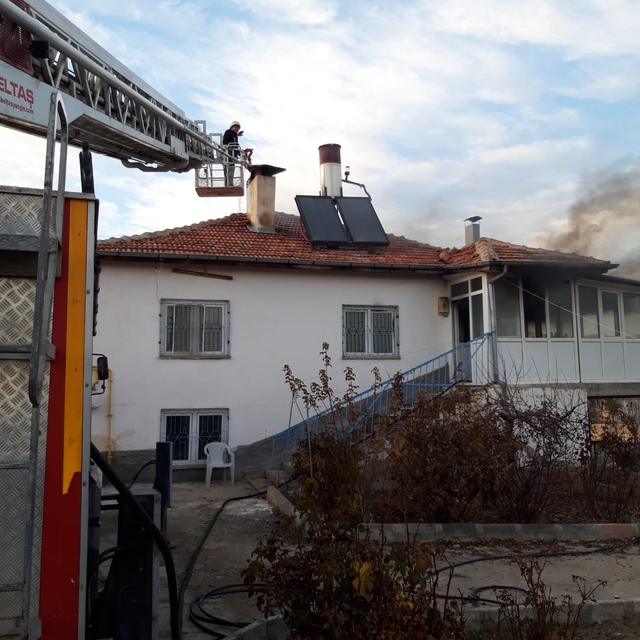 Neşet Ertaş'ın kız kardeşinin evi yandı