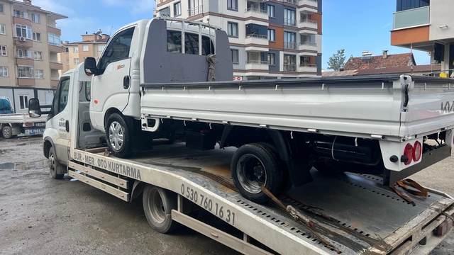 Kastamonu'da sokak köpeklerinin zarar verdiği kamyonette 200 bin liralık hasar oluştu; olay anı kamerada