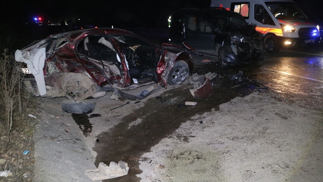 Kocaeli'de otomobil ile hafif ticari aracın çarpıştığı kazada 2'si ağır 7 kişi yaralandı