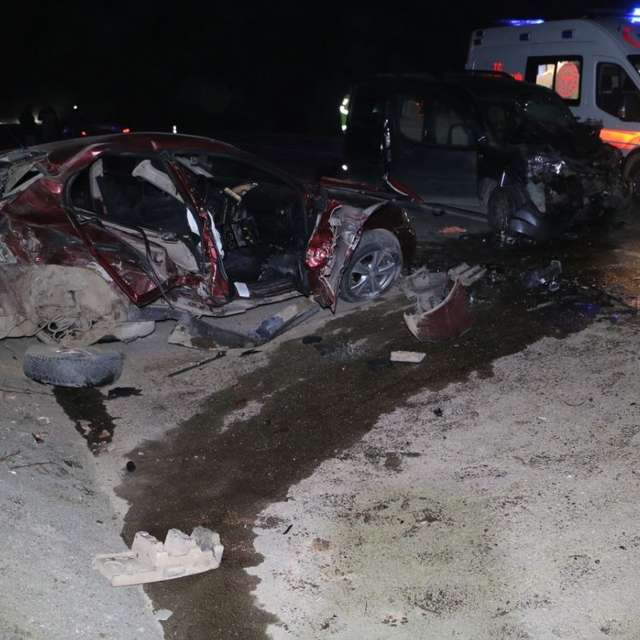 Kocaeli'de otomobil ile hafif ticari aracın çarpıştığı kazada 2'si ağır 7 k...