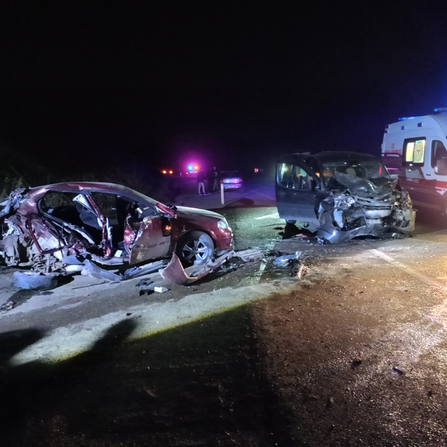 Hafif ticari araçla otomobil çarpıştı: 7 yaralı