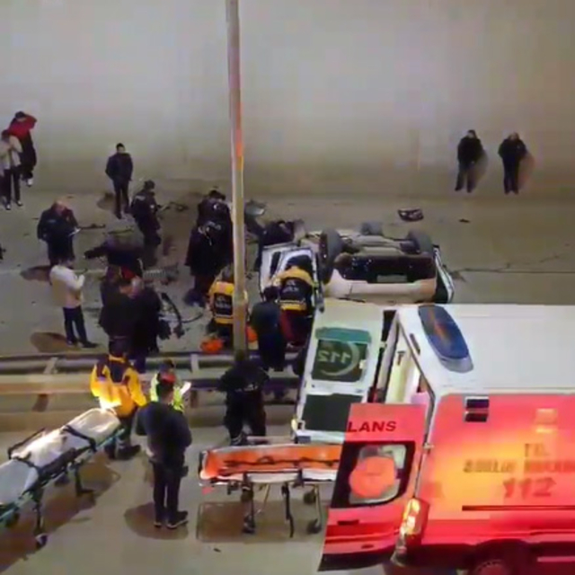 Tokat'ta otomobil alt geçide uçtu: 2 yaralı