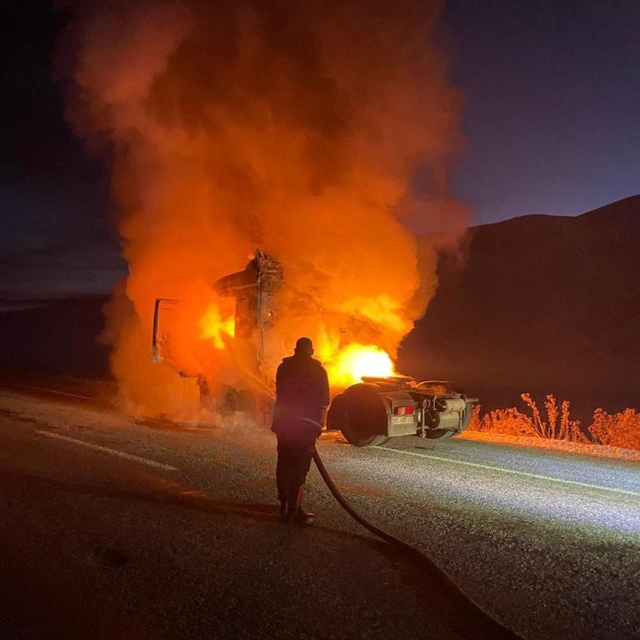 Van'da seyir halindeki dorsesiz tır yandı
