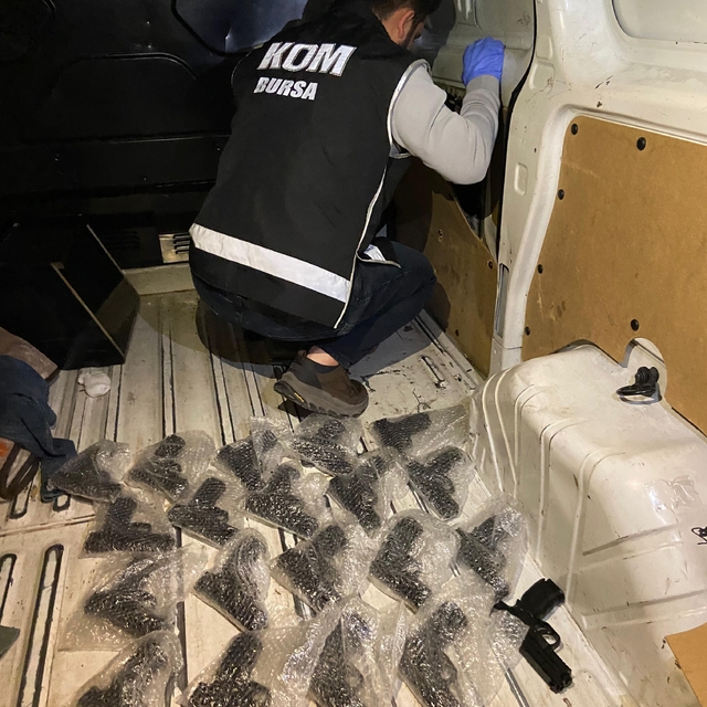 Bursa'da ruhsatsız silah ticareti yaptığı iddiasıyla yakalanan şüpheli tutu...