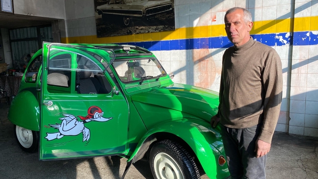 Klasik otomobilleri hurdadan alıp, orijinal haline getiriyor