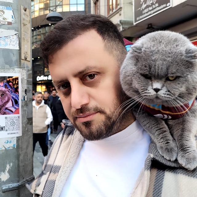 Trabzonspor maçlarını birlikte izlediği kedisi Tom'un stada alınması için a...