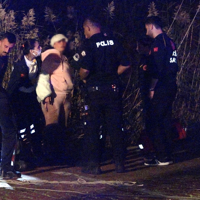 Bataklıkta 4 saat mahsur kalan kadın vinçle kurtarıldı