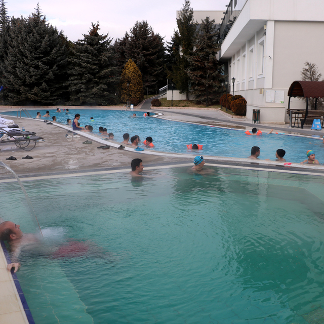 Soğuk havada 40 derecelik termal havuzda kış tatili