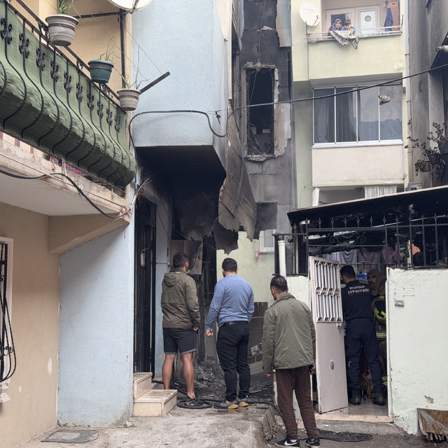 Bursa'da 4 katlı binada çıkan yangında hasar oluştu