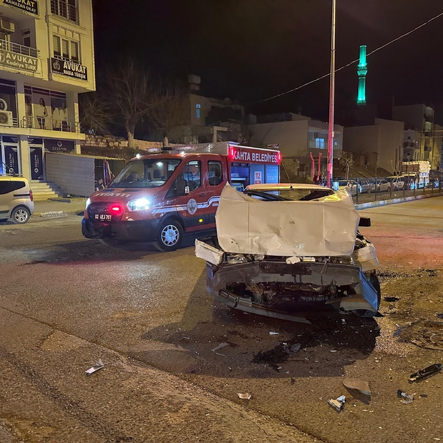 Adıyaman'da iki otomobilin çarpıştığı kazada 1 kişi yaralandı