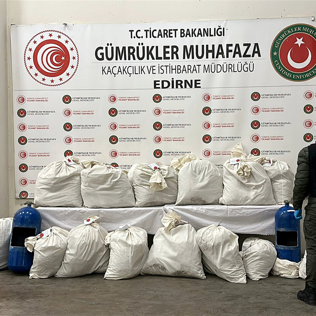 Kapıkule'de 3 otomobil ve 1 TIR'da 217 kilo uyuşturucu ele geçirildi