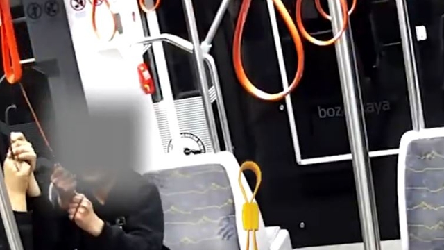 Kayseri'de tramvaylara zarar veren yolcular kamerada