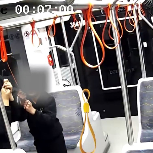 Kayseri'de tramvaylara zarar veren yolcular kamerada