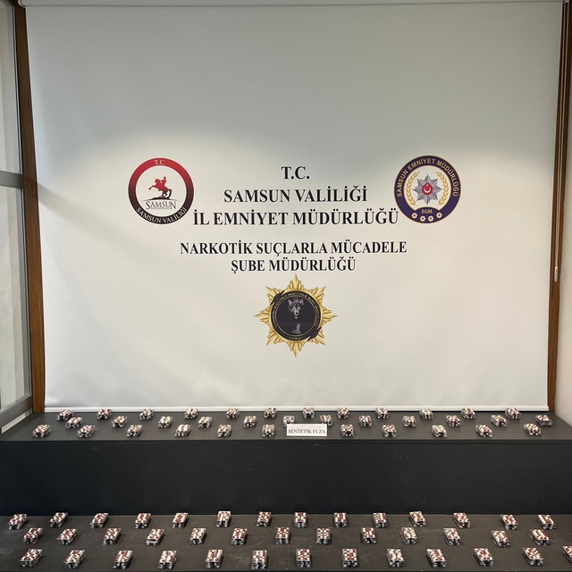 Samsun'da 4 bin 928 sentetik ecza hapı ele geçirildi