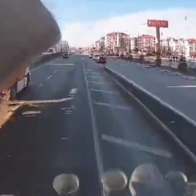 TIR'da yüklü yonca balyaları yola devrildi, o anlar kamerada