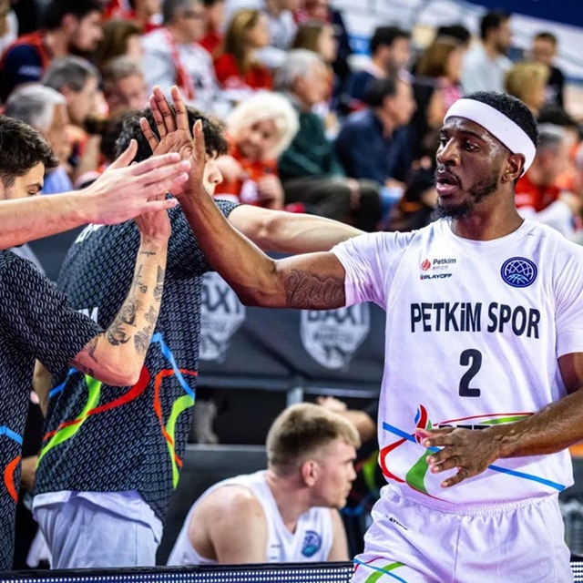 Aliağa Petkimspor evinde terliyor