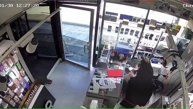 Yüzünü çarşafla gizleyen kadın kasadaki paraları çaldı; o anlar kamerada