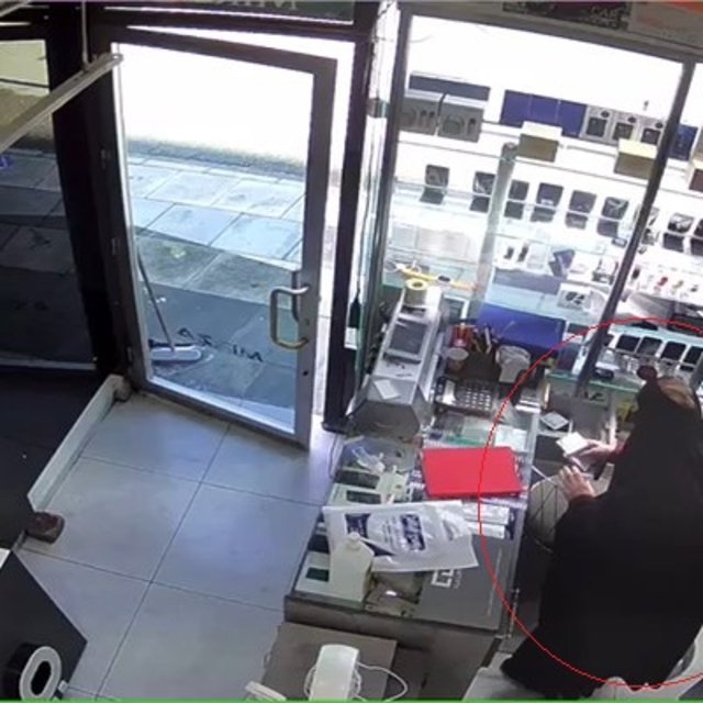 Yüzünü çarşafla gizleyen kadın kasadaki paraları çaldı; o anlar kamerada