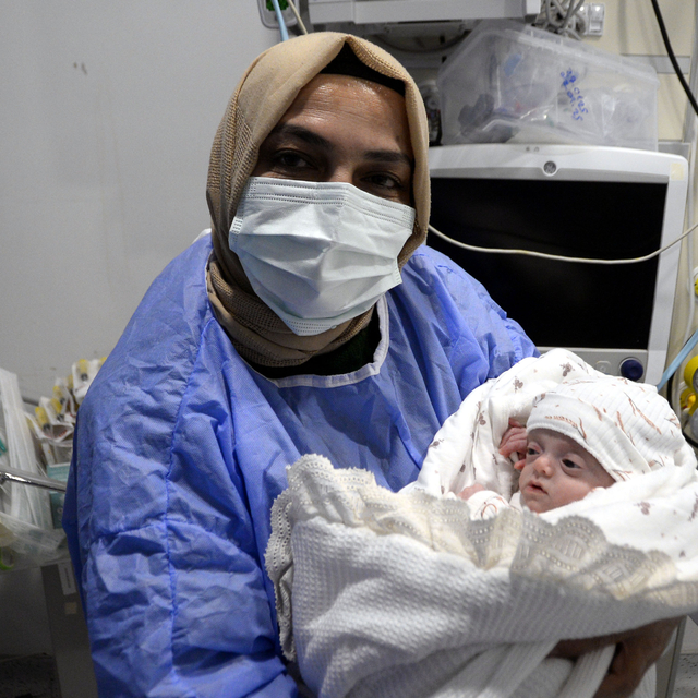 380 gram doğan Hira Su bebek hayata tutundu