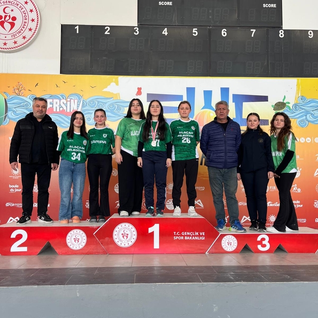 Alaçamspor Bocce Takımı sporcusu Selma Kalanç, raffada Türkiye ikincisi old...