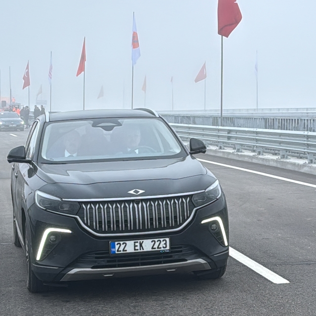Ulaştırma ve Altyapı Bakanı Abdülkadir Uraloğlu Edirne'de bağlantı yolu açı...