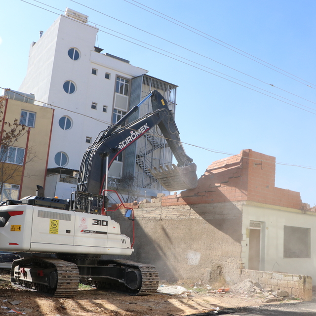 Kilis'te hasarlı binaların yıkımı sürüyor
