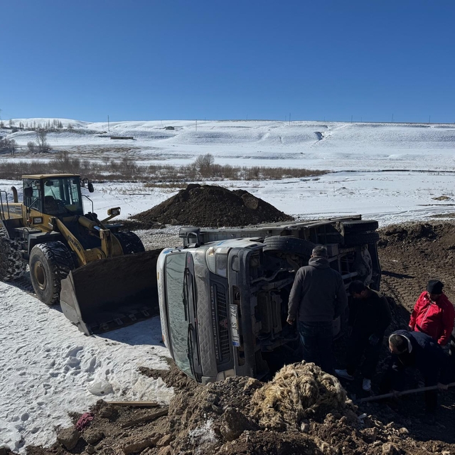 Başkale'de devrilen kamyonda hasar oluştu