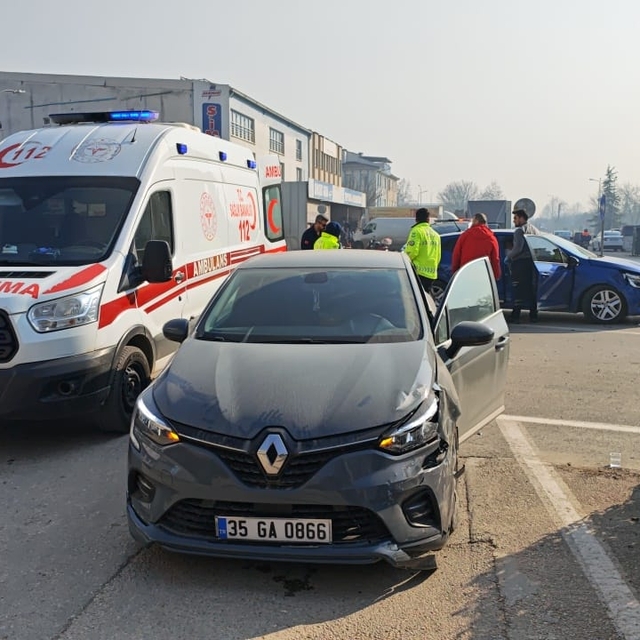 İnegöl'de 2 otomobilin çarpıştığı kazada 2 kişi yaralandı