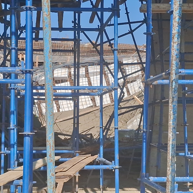 İnşaatta beton kalıbının patlaması ile göçük oluştu; 5 yaralı