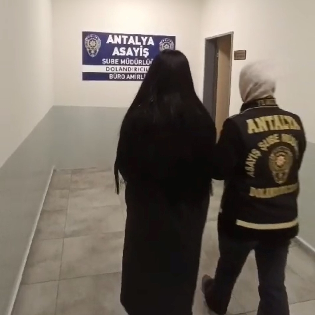 Antalya'da kendilerini "polis" olarak tanıtıp dolandırıcılık yapan 2 zanlı...