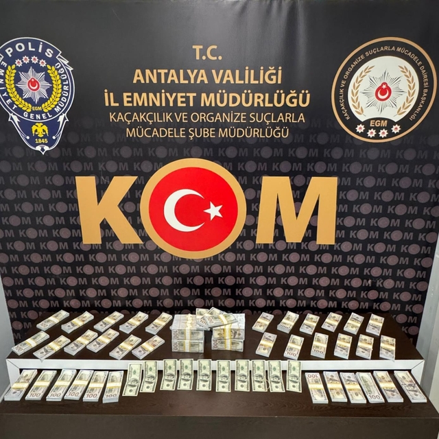 Antalya'da polis ekipleri denetimlerini sürdürüyor