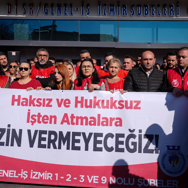 İzmir Büyükşehir Belediyesinde ücretsiz izne çıkarılan 158 işçi için eylem...