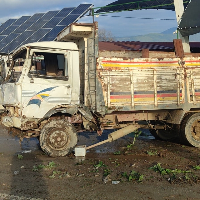 Ödemiş'te park halindeki otomobillere çarpan kamyonetin sürücüsü yaralandı