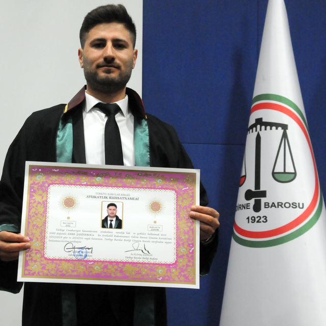 Mübaşir olarak çalıştığı adliyede, öğrenimini tamamlayıp avukat oldu