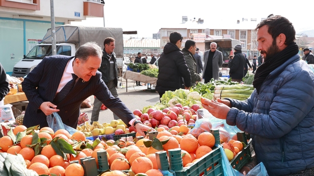 Bingöl Valisi Usta, pazarda alışveriş yaptı