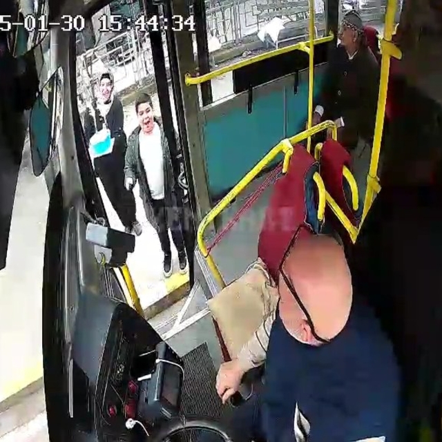 Otobüs şoförüne, eşi ve çocuğundan sürpriz kutlama