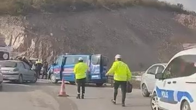 Minibüs ile otomobil çarpıştı; jandarma personeli yaralandı