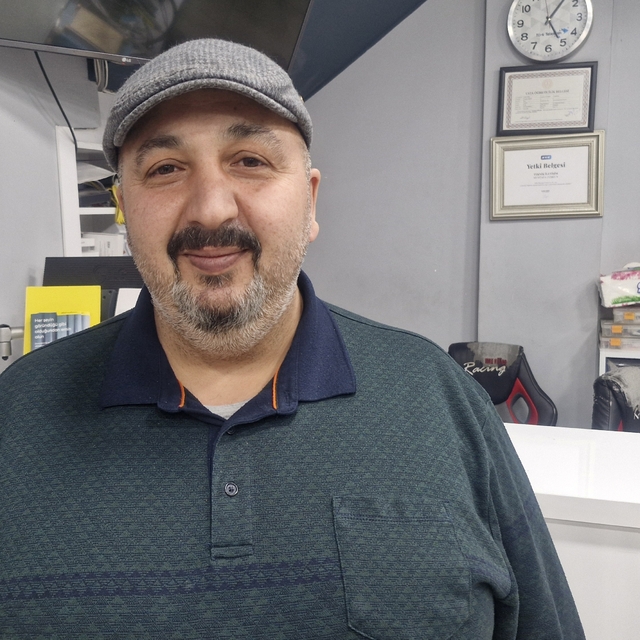 Tokat'ta iş yerinin cam kapısı yerine takılırken patladı