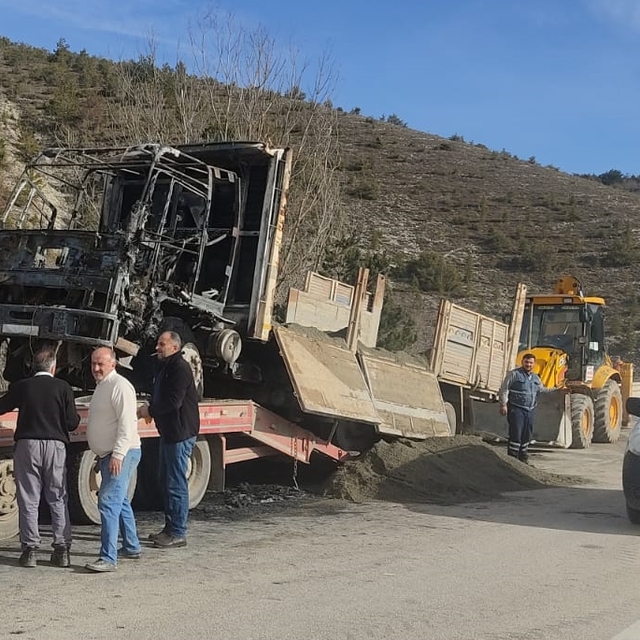 Kastamonu'da seyir halindeki kum yüklü kamyon yandı