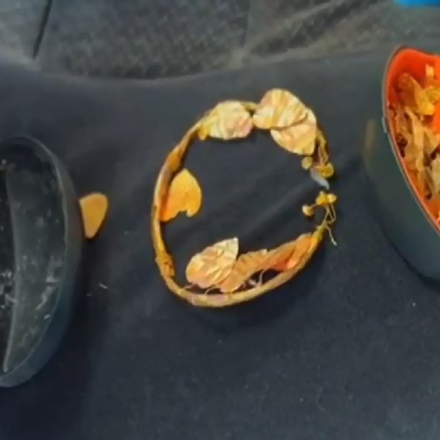 Denizli'de Helenistik döneme ait paha biçilemeyen altın kral tacı ele geçir...