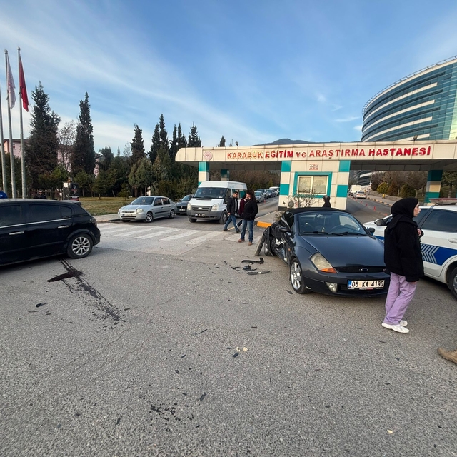 Karabük'te iki otomobilin çarpıştığı kazada 2 kişi yaralandı