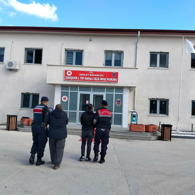 Eskişehir'de iş makinesiyle sit alanında izinsiz kazı yaparken yakalanan 2...