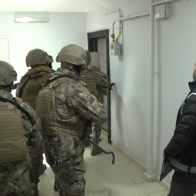 Bot üretip, kaçak göçmen taşımışlar; 15 tutuklama