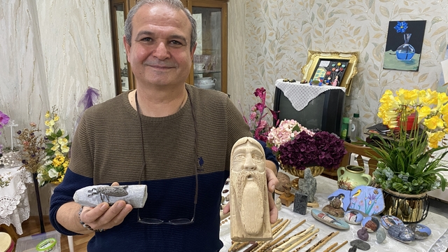 Doğadan topladığı taş ve odun parçalarını dönüştürdüğü objeleri hediye ediyor