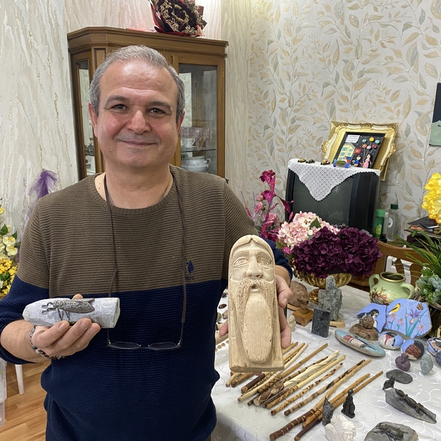 Doğadan topladığı taş ve odun parçalarını dönüştürdüğü objeleri hediye ediy...