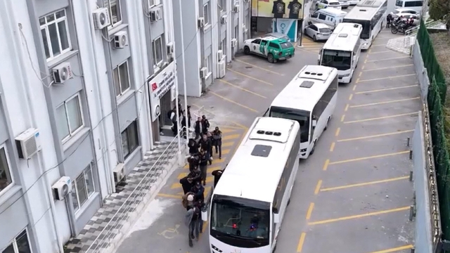 İzmir merkezli 13 ilde suç örgütü operasyonu: 61 tutuklama (2)