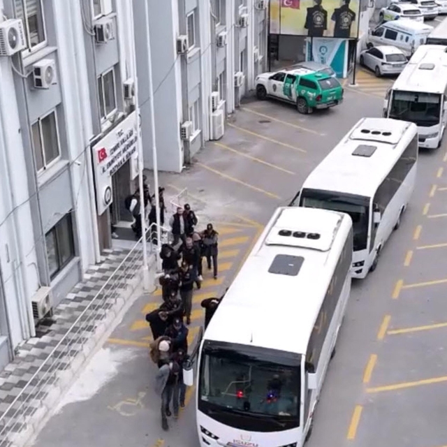 İzmir merkezli 13 ilde suç örgütü operasyonu: 61 tutuklama (2)